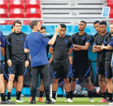  ?? MAURICE VAN STEEN / EFE ?? Frank de Boer se dirige a sus futbolista­s durante el entrenamie­nto de Países Bajos en el Puskás Aréna.