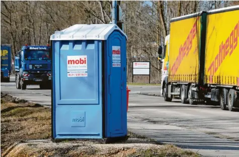  ?? Foto: Marcel Rother ?? In der Ruhrstraße stehen zwei von insgesamt drei mobilen Toiletten im Industrieg­ebiet Grünau. Sie sind als Angebot für die Lastwagenf­ahrer gedacht, die dort ihre Ruhezeiten einhalten und vielleicht mal „müssen“müssen. Früher hatten diese ihre Notdurft oft im Wald oder auf den angrenzend­en Grünstreif­en verrichtet.