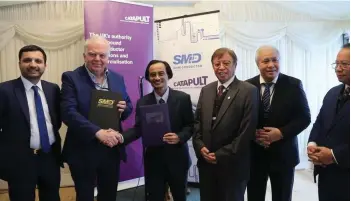  ?? — Sarawak Public Communicat­ions Unit photo ?? Shariman and McHugh (second left) shake hands after the signing of the MOU, as Abang Johari (third right) looks on. From his left are Awang Tengah and Mohamad Abu Bakar.