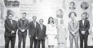  ?? — Gambar Bernama ?? UNTUK KENANGAN: Teresa (empat kanan) bergambar bersama tetamu kehormat semasa Simposium Antarabang­sa Produk Kayu di Kuala Lumpur, semalam. Turut hadir Pengarah Am Lembaga Industri Kayu Malaysia Datuk Dr Jalaluddin Harun (empat kiri) dan Setiausaha Bahagian Balak, Tembakau dan Industri Kenaf Mad Zaidi Mohd Karli (tiga kiri).