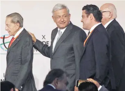  ??  ?? CUMBRE. Andrés Manuel López Obrador y el gobernador de Jalisco, Aristótele­s Sandoval, ayer.