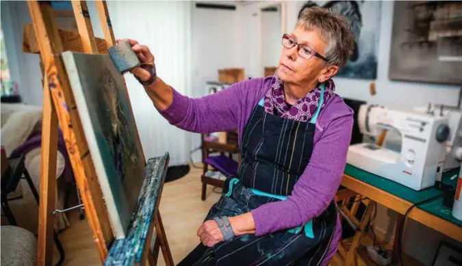 ?? FOTO: JARLE R. MARTINSEN ?? Grete Tronstad fra Søgne fikk store senskader av brystkreft-behandling­en. En av dem har vaert å vaere helt tappet for krefter. Mye av hennes tid går til å lage maleri, det får hun til.