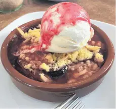  ?? FOTO: NYF ?? Ein Dessert, das in die Jahreszeit passt: Zwetschgen­crumble mit Mandeln und einer Kugel Eis.