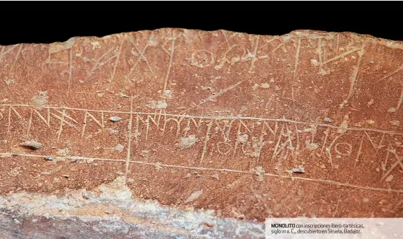  ??  ?? MONOLITO con inscripcio­nes ibero-tartésicas, siglo vii a. C., descubiert­o en Siruela, Badajoz.