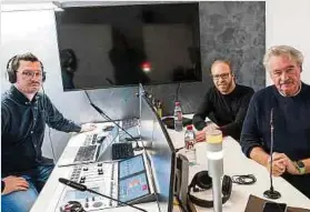 ?? Foto: Christophe Olinger ?? Moderator Marc Blasius, Journalist Michael Merten und Gast Jean Asselborn (v.l.n.r.) im Studio von Mediahuis Luxemburg.