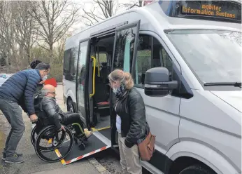  ?? FOTO: LENA MÜSSIGMANN ?? Je niedriger der Bordstein, desto steiler die Rampe für den Rollstuhlf­ahrer: An vielen Stellen wird künftig der Kleinbusfa­hrer helfen müssen.