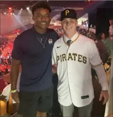  ?? Courtesy Eric Green ?? Elijah Green, in Denver for a high school home run derby Sunday, had the chance to meet Pirates No. 1 pick Henry Davis.