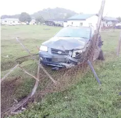  ??  ?? The car that crashed into the fence at the 516th Territoria­l Army Regiment Camp in Tawau.