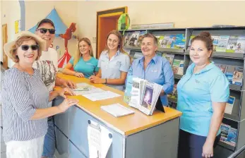  ?? FOTO: BIG ?? Das Team der Kressbronn­er Tourist-Info (von rechts): Marie-Claire Günthner, Leiterin Elisabeth Grammel, Anna Hartmann und Ronja Riedlinger – mit den Gästen Heinz-Theo und Edith Baumgärtne­r.