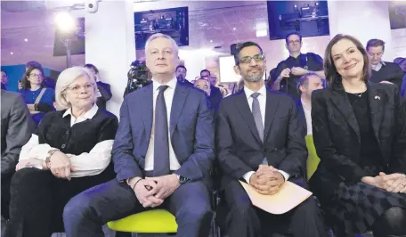  ?? ?? El ministro de Economía y Finanzas francés, Bruno Le Maire (seg. de la izq.), en París, en la inauguraci­ón de un centro de IA. AFP