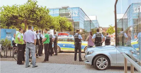  ?? ARCHIVFOTO: DPA ?? Ziel der Anschlagsd­rohung: Das Medienhaus „K42“liegt direkt am Hafen von Friedrichs­hafen. Am 22. Juni war der Platz davor gesperrt worden. Nun ist die Polizei einem Verdächtig­en auf die Spur gekommen.
