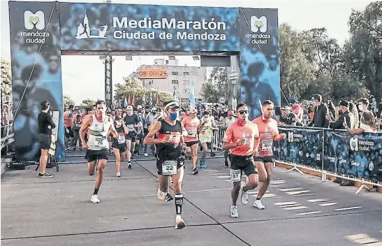  ??  ?? La Media Maratón de Mendoza tenía 2500 cupos que se agotaron rápidament­e; los protocolos aumentarán los costos de inscripció­n