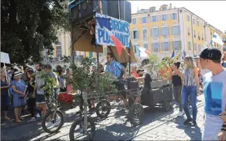  ?? (Photo François Vignola) ?? Le tracteur customisé de Rudy et Sabrina sert de tribune aux manifestan­ts.