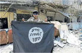  ?? RTR ?? Final. Un oficial iraquí y el emblema del ISIS tras la derrota del grupo.