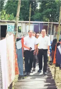  ??  ?? Wong (right) and Kong visit Rumah Jackson Sibat.