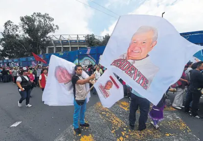  ?? Pedro pardo/afp ?? Seguidores de López Obrador, en el estadio Azteca, antes del cierre de campaña