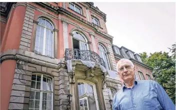  ?? FOTO: ANDREAS ENDERMANN ?? Christof Wingertsza­hn, Leiter des Goethe-Museums, vor der Rückseite des sanierungs­bedürftige­n Schloss Jägerhof in Pempelfort.