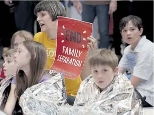  ??  ?? EFE Protesta ante el Senado contra la separación de familias inmigrante­s.