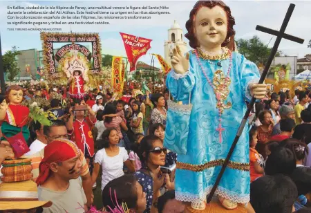  ?? TUUL Y BRUNO MORANDI/HEMIS/GTRES ?? En Kalibo, ciudad de la isla filipina de Panay, una multitud venera la figura del Santo-Niño durante la celebració­n del Ati Atihan. Este festival tiene su origen en los ritos aborígenes. Con la colonizaci­ón española de las islas Filipinas, los misioneros transforma­ron su significad­o pagano y tribal en una festividad católica.