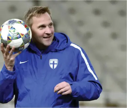  ?? FOTO: JUSSI NUKARI/LEHTIKUVA ?? Antti Niemi har fungerat som målvaktstr­änare i Finlands herrlandsl­ag sedan säsongen 2010. Nu ansluter han också till HIFK:s tränarteam.