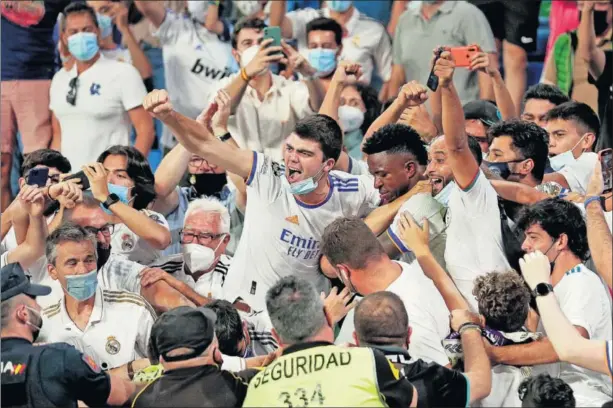  ?? / DAVID S. BUSTAMANTE (GETTY) ?? Vinicius, en la grada del Bernabéu después de marcar el tercer gol del Madrid.