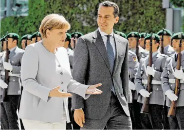 ?? BILD: SN/APA/DPA/W. KUMM ?? Beim letzten Treffen im Juni waren Kern und Merkel demonstrat­iv um gute Stimmung bemüht.