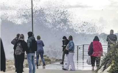  ?? Photo: David Revenga ?? Large waves smashed into the seafront in Finestrat