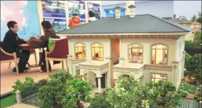  ?? WU CHANGQING / FOR CHINA DAILY ?? A villa project of China Evergrande Group on display at a housing fair in Beijing.