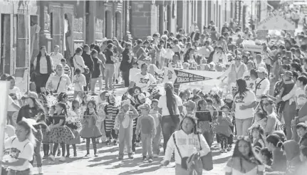  ?? FOTOS: ANDRÉS TÉLLEZ ?? Cientos de niños y niñas desfilan por las calles de San Miguel