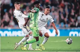  ??  ?? El defensor nigeriano de Leganés, Chidozie Awaziem, es cercado por los mediocampi­stas del Real Madrid, Federico Valverde y Casemiro.