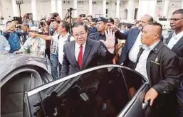  ??  ?? GUAN Eng melambai tangan ketika keluar dari Mahkamah Tinggi Pulau Pinang, semalam.