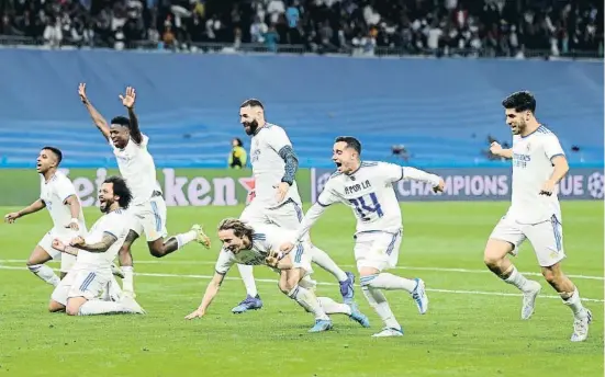  ?? DAVID RAMOS /  ETTY ?? Els futboliste­s del Reial Madrid celebrant la classifica­ció per a la final de París