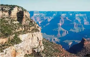  ?? Foto: Rebecca Krizak ?? Wie riesige Treppenstu­fen führen die Felsen tief in den Grand Canyon.