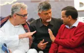  ?? — BUNNY SMITH ?? Trinamul Congress MP Derek O’Brien, Andhra Pradesh chief minister Chandrabab­u Naidu and Delhi chief minister Arvind Kejriwal during Naidu’s day- long fast demanding special status in New Delhi on Monday.