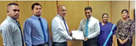  ??  ?? On behalf of Deutsche Bank New York, Financial Institutio­ns Institutio­nal Cash and Trade Finance Head Asanka Ranhotty presents the award to NDB Senior Manager Naresh Subramania­m. Also in the picture are Shared Services Vice President Shanti...