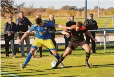  ?? Foto: Dieter Mack ?? Micha Köhnlein und der SV Holzkirche­n (blau-gelbe Trikots) konnten in einer ereignisar­men Partie einen Punkt gegen Ecknach behaupten.