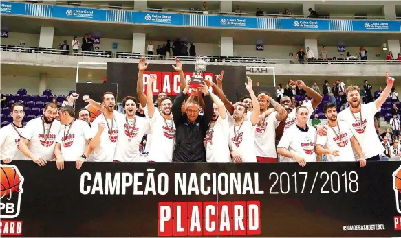  ??  ?? Oliveirens­e sagrou-se campeã nacional de basquetebo­l em pleno Dragão Caixa