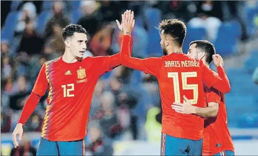  ?? SANTIAGO FERRERO / REUTERS ?? El debutante del Espanyol Mario Hermoso felicita a Brais Méndez por el gol que dio el triunfo a la selección española