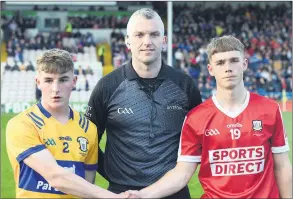  ?? (Pic: George Hatchell) ?? Captains Eoghan Gunning, Clare and Jayden Casey, Cork with referee Alan Tierney, Tipperary before the Electric Ireland Munster Minor hurling final at Semple Stadium, Thurles.