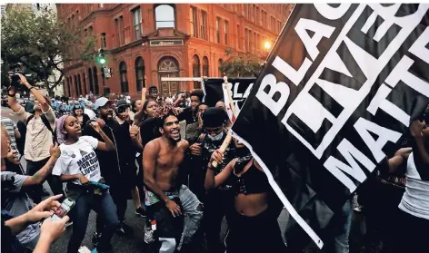  ?? FOTO: REUTERS ?? „Black lives matter“– schwarze Leben zählen: Am Jahrestag stellten sich Tausende einem zweiten Rechtsradi­kalen-Marsch in Washington entgegen.