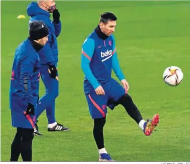  ?? JOSÉ MANUEL VIDAL / EFE ?? Leo Messi juguetea con la pelota en una sesión de entrenamie­nto.