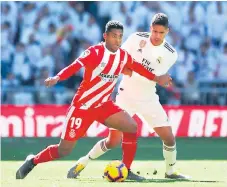  ??  ?? LUCHA. Varane intena robarle el balón al Choco Lozano.