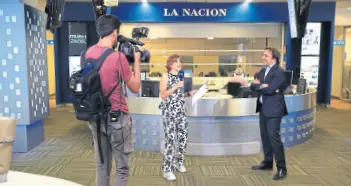  ?? Fabián marelli ?? María Freytes entrevista a José Del Río, en la redacción