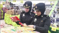  ??  ?? KPDNKK enforcemen­t officers check the price tags on several dried and pre-packed food items.