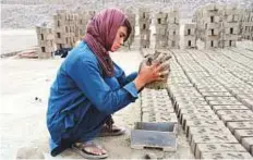  ?? AFP ?? Sitara Wafadar, 18, who dresses as a male in order to support her family, works at a brick factory in Sultanpur village, Surkh Rod district, in Afghanista­n’s eastern Nangarhar province.