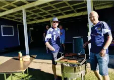  ??  ?? MERA MAT. Klas-göran Bengtsson och Berth Svensson från Långås IF grillade korv i värmen.