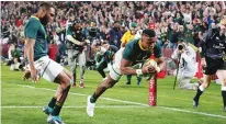  ??  ?? All over: Aphiwe Dyantyi scores South Africa’s fifth try