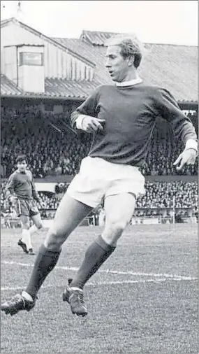  ?? Picture: Getty ?? CLASS ACT: Bobby Charlton in action for Manchester United at Stamford Bridge in March, 1966.
Bobby Charlton, 1966: My World Cup Story. Published by Yellow Jersey: £20