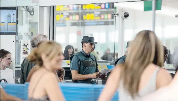  ?? JOSEP LAGO / AFP ?? Nuevas funciones.
Un guardia civil participab­a ayer por la tarde de manera activa en los controles de seguridad de la terminal 1