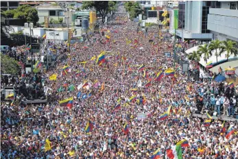  ?? FOTO: DPA ?? Mehr als hunderttau­send Venezolane­r haben am Wochenende für den selbsterna­nnten Interimspr­äsidenten Guaidó demonstrie­rt. Auch Machthaber Maduro mobilisier­te Zehntausen­de Unterstütz­er.